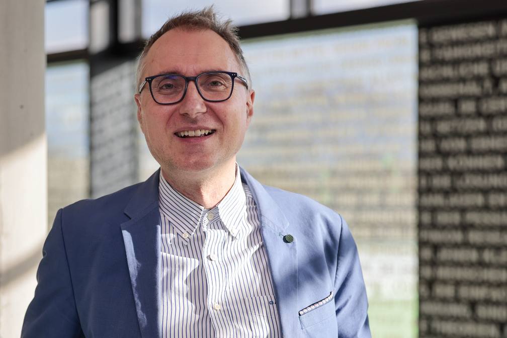 Portraitfoto Kai Arzheimer im Georg-Forster-Gebäude an der Johannes Gutenberg-Universität Mainz